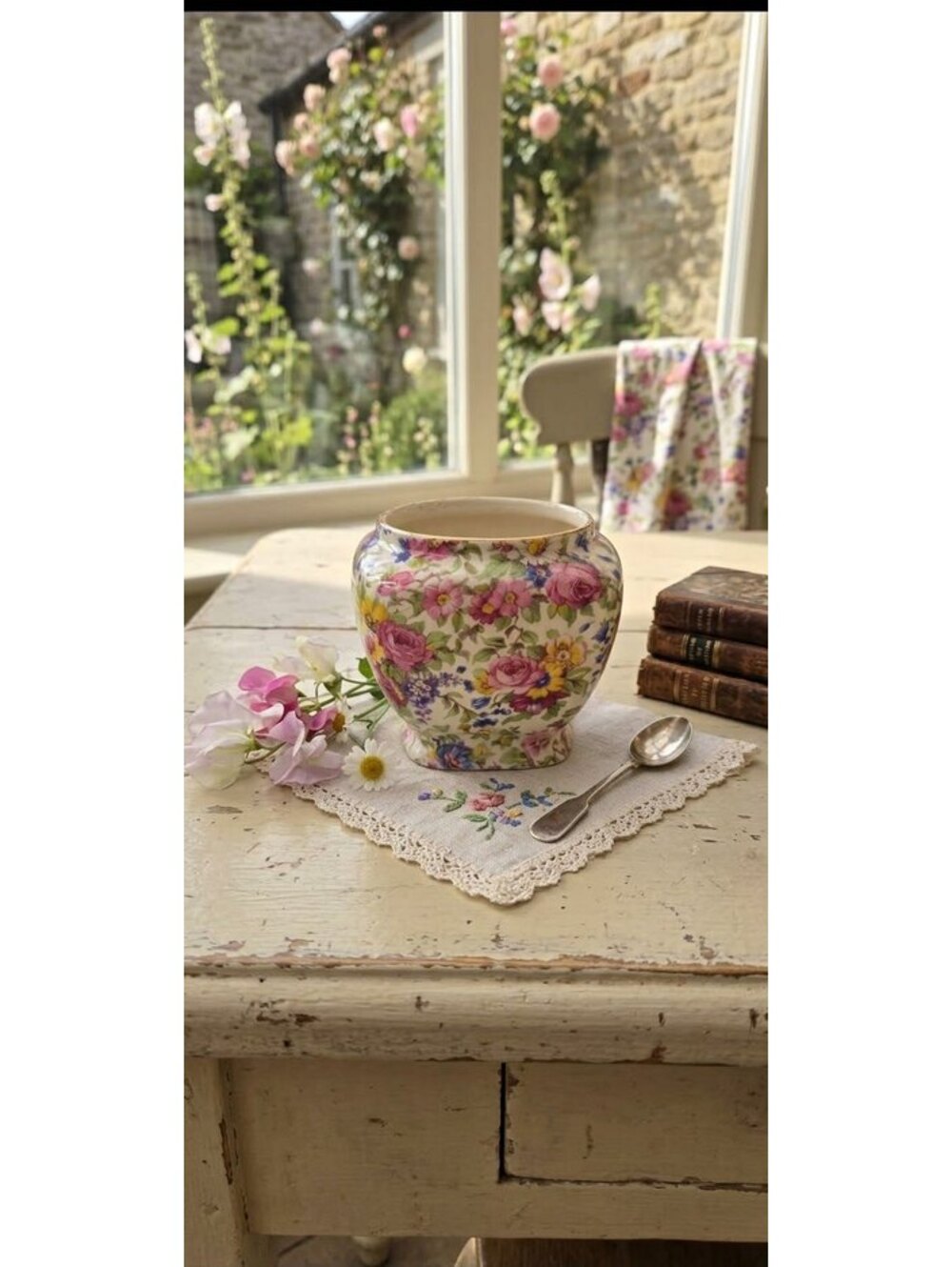Porcelain sugar bowl in 'Summertime' chintz pattern by Royal Winton Grimwades